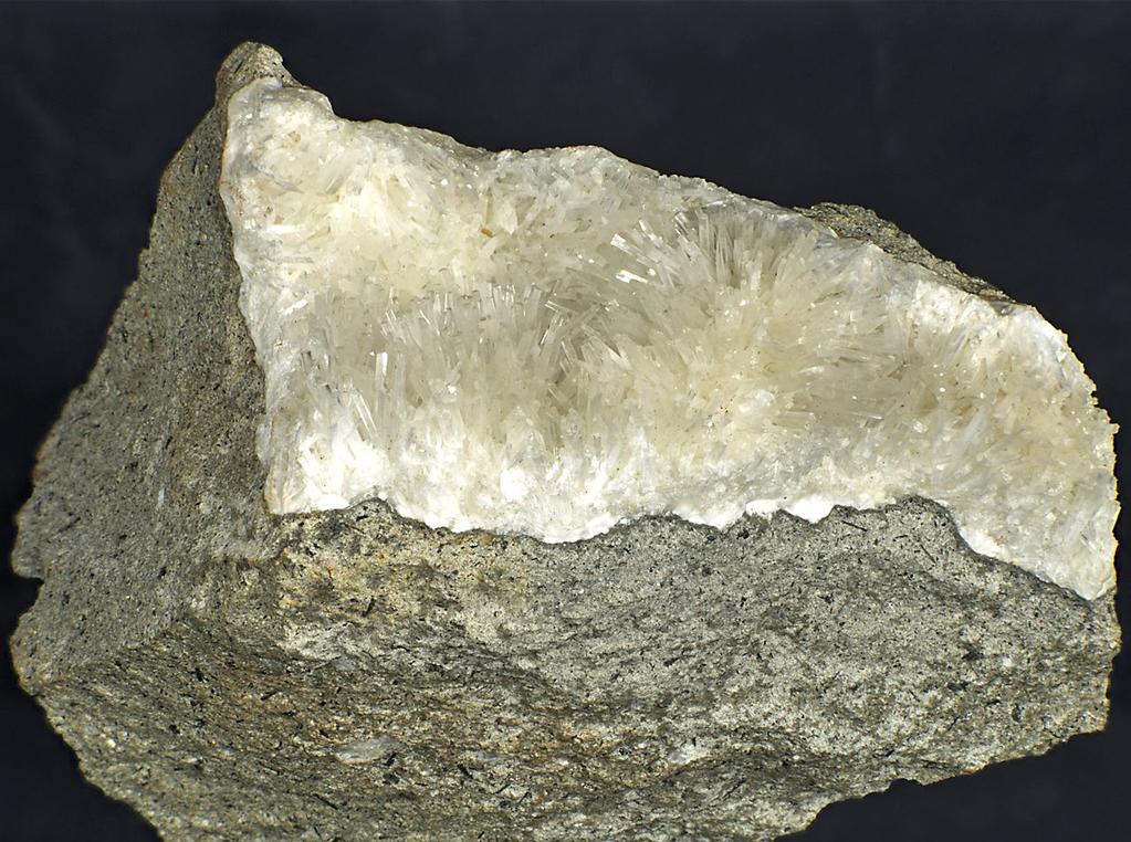 252 Bull. mineral.-petrolog. Odd. Nár. Muz. (Praha) 23, 2, 2015. ISSN 1211-0329 (print); 1804-6495 (online) Obr. 9. Ramanovo spektrum gibbsitu v rozsahu 100
