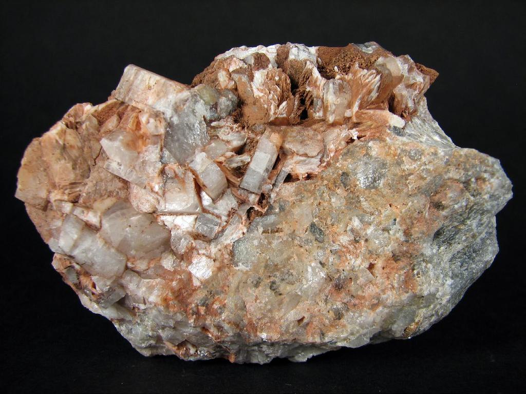 Bull. mineral.-petrolog. Odd. Nár. Muz. (Praha) 21, 2, 2013. ISSN 1211-0329 (print); 1804-6495 (online) 197 Obr. 2 Tabulkovité krystaly barytu nasedající na puklinu ve slepenci. Velikost vzorku 7 4.