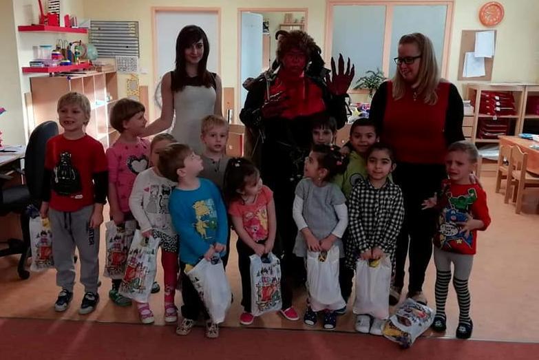 ZPRÁVIČKY Z NAŠÍ ŠKOLIČKY Na Mikuláše naší školku navštívili čert a andílek. Popovídali si s dětmi a vyslechli si od nich připravené písničky a básničky. Čertík uţ se těšil, ţe si někoho odnese.