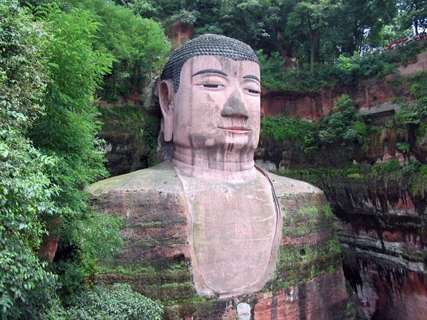 Velký Buddha je ničen lidmi