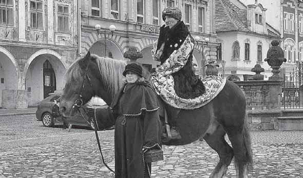 O nápaditosti, pestrosti a dokonalosti výrobků svědčí fakt, že během dvouhodinového procesí návštěvníků se stolky téměř vyprázdnily.