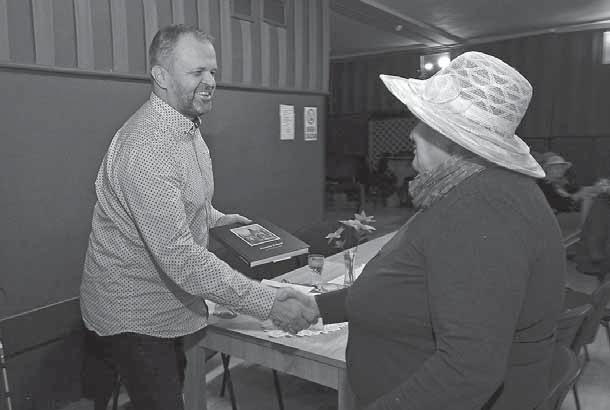 Štěpánka Kadlecová četla dětem pohádku Prosincové Dnes čte... bylo věnované vlkům, přesněji jejich stopování ve volné přírodě.