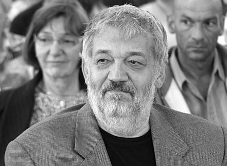 literatura proč se mi líbí, osobnost klubu Vladimír Sulek v Akvarelech mnohé tyto premisy splňuje. Onou literární figurou, formálně provázanou i s názvem textu, je obrazovost.