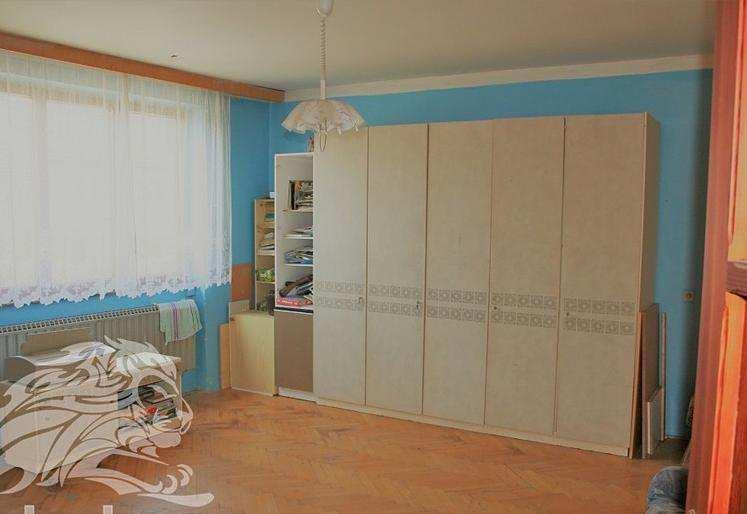 NP se nachází byt o velikosti 3+1 s lodžií, kuchyň, samostatné WC a koupelna s vanou. Podlahová krytina: dřevo, beton, parkety, PVC. Byty mají samostatné vstupy. Zdivo cihla, část smíšené.