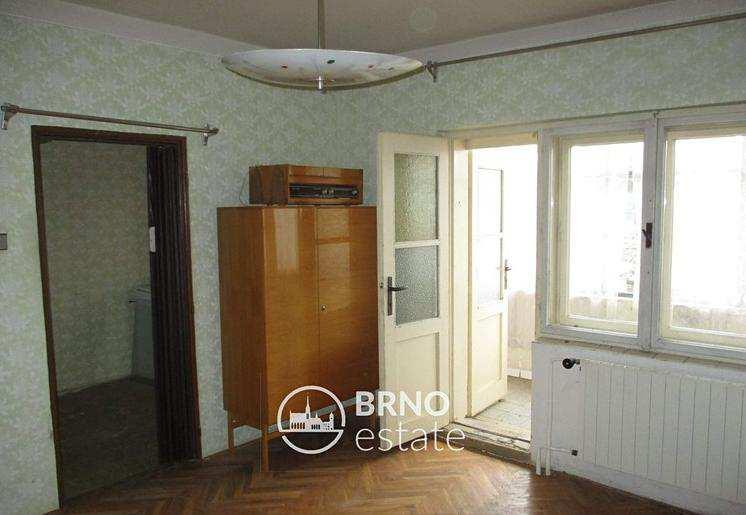 Stavba: Cihlová Stav objektu: Dobrý Poloha domu: Řadový Typ domu: Patrový Užitná plocha: 200 m 2 Plocha pozemku: 150 m 2 Voda: Dálkový vodovod Topení: Ústřední