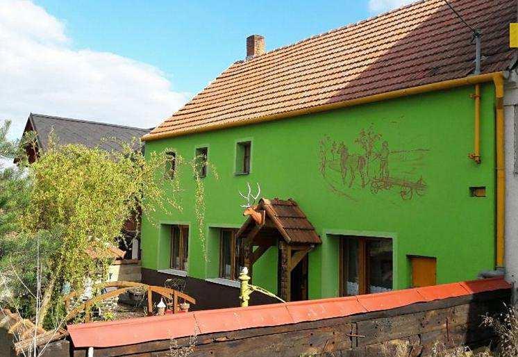 10) Rodinný dům, Vincencov, okres Prostějov Rodinný dům v obci Vinecencov. Dům je situován v klidné části obce nedaleko lesa. Je dispozičně řešen jako 3+1 s terasou a menší zahradou.