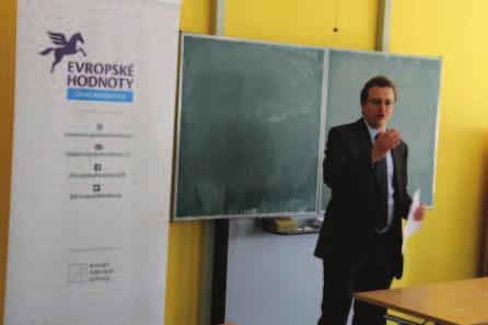 Projekt Žiju v demokracii manuál zodpovědného občana Workshop seznámil studenty se základními principy fungování demokracie.