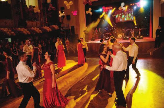 Gymstr opět tančí Monika Bendlová, vyučující českého a anglického jazyka, choreografka tanečního vystoupení Bylo pár dní před Vánocemi a já jsem se byla podívat na své milé ex-studenty, navštívit své