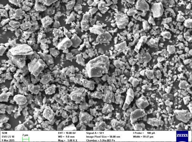(a) (b) Obr. 4.7 SEM snímky směsi CaCO 3 a Al 2 O 3 před (a) a po (b) výpalu při zvětšení 5000. 4.1.2 Stroncium aluminát Na obr. 4.8 můžeme vidět průběh syntézy SrA fáze jakožto výstup z DTA analýzy.