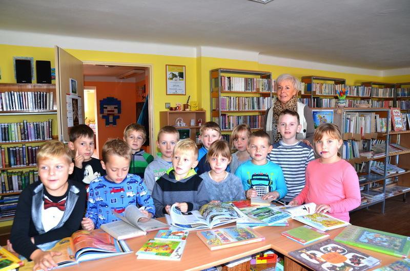 [13] Knihovnická lekce Při vánoční návštěvě jsme zhotovili zápich se sněhovou vločkou. Děti hledaly na knihách písmena, která už znají.