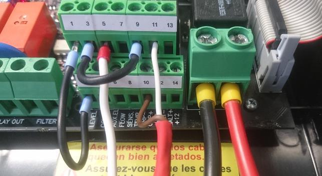 za celou pro zajištění průtoku vody přes měřící celu. Pomocí regulátoru průtoku, který se nachází v levé horní části cely (modul průtoku), nastavte průtok min. 60 l/h.