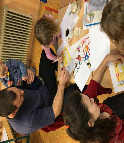 ZE ŠKOLNÍ AKTOVKY V prosinci nás navštívil a děti obdaroval Mikuláš a poslední akcí v tomto roce bylo posezení s rodiči a společné zdobení perníčků.