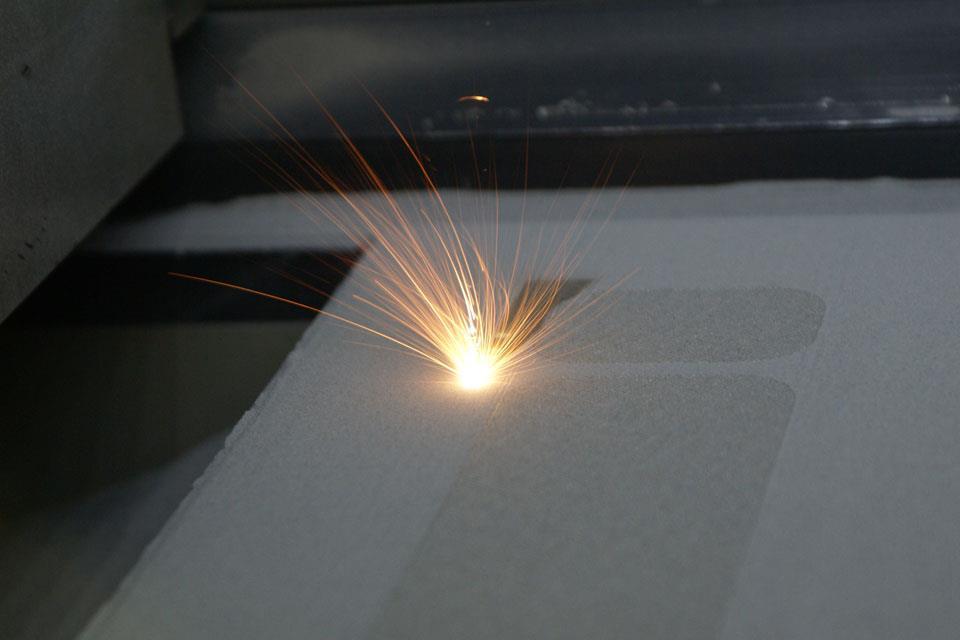 1.2 Selective Laser Sintering (SLS) [1, 6, 12] Tento systém RP pracuje s materiálem ve formě prášku.