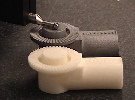4.2 Skořepinová forma výroba vytavitelného nebo spalitelného modelu Fused Deposition Modeling (FDM) [37, 38] Princip této metody je popsán výše.
