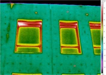 je termogram zobrazující fasádu západní fasády pavilonu základní školy. Jelikož termogram není zobrazen v měřítku tak není zcela možné provádět přímé odečty vzdáleností kotevních hmoždinek.