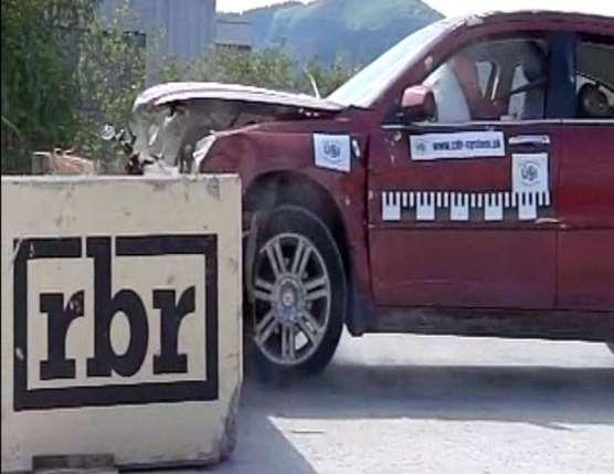 Obr. 1 Sekvencia nárazu vozidla d o bariéry Fig. 1 Sequence of car crash to the barrier Po samotnom crash teste došlo k priamemu vyčítaniu dát cez OBD zásuvku s využitím CDR systému.