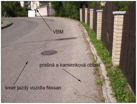 kritickom mieste vzniku dopravnej nehody je maximálna šírka jazdného pruhu vozidla Mercedes Benz daná práve šírkou pravej tmavšej časti vozovky v smere jazdy tohto vozidla, teda šírkou opravenej