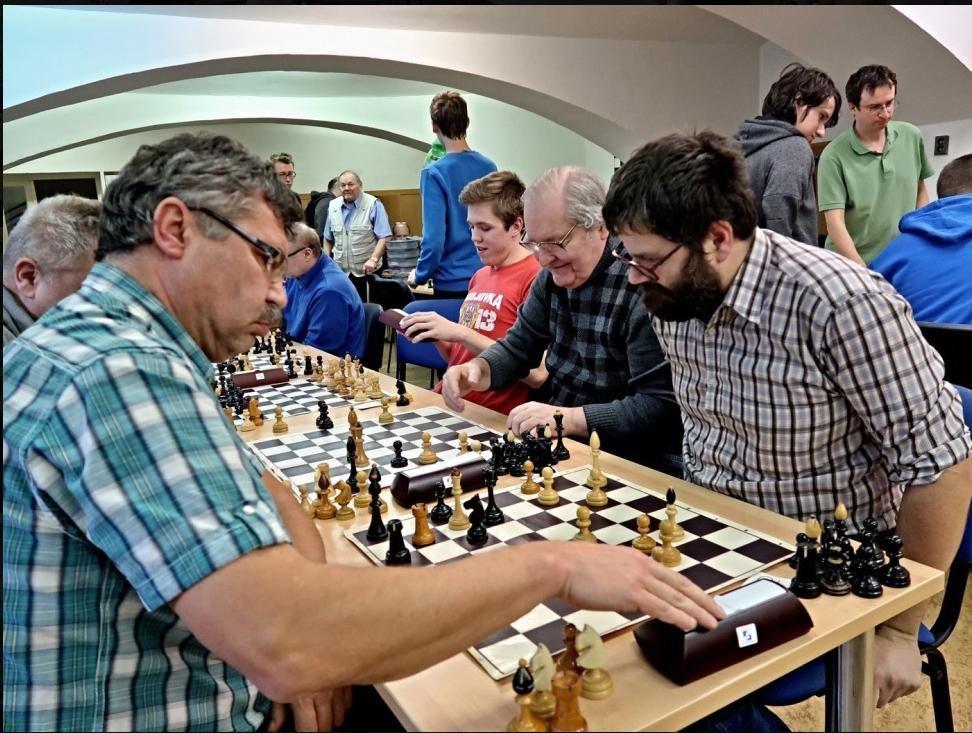 Zde vpředu sedí dvojice Havlát-Zdráhal (má bílé) a já právě dávám mat Polákovi Nisztukovi. Jediná fotka, na které pan Eichler zachytil pozici z nějaké mé partie.