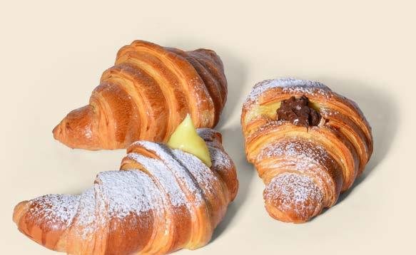 Croissant Ručně vyráběné croissanty z kynutého vrstveného těsta.