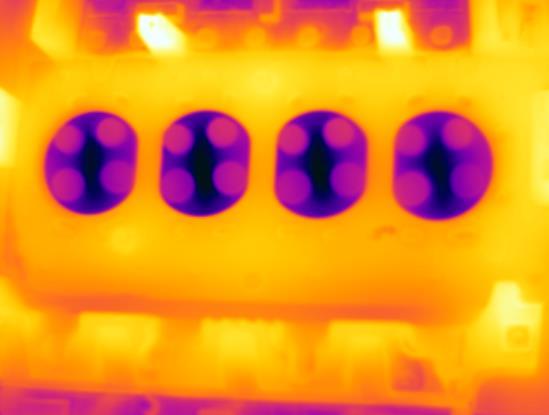 Teploty základové desky a bočních částí kokily Na obrázcích 76, 77 a 78 můžeme vidět termosnímky teplotního pole kokily (kovové formy) odlitku naftové hlavy válců z termokamery, které byly pořízeny