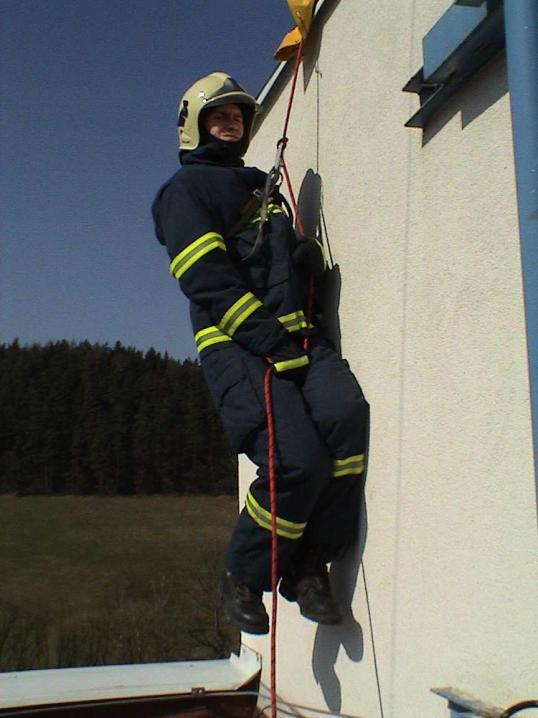 Postup činnosti Sebezáchrana slaněním s pomocí polohovacího pásu Polohovací pás může hasič při sebezáchraně umístit do: a) horní polohy do oblasti lopatek a pod pažemi tak, aby oko s karabinou bylo