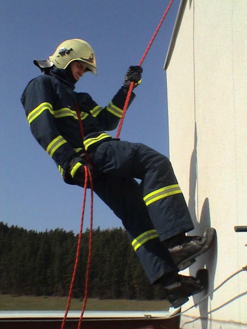 Sebezáchrana slaněním pomocí Dülferova sedu Při sebezáchraně slaněním pomocí