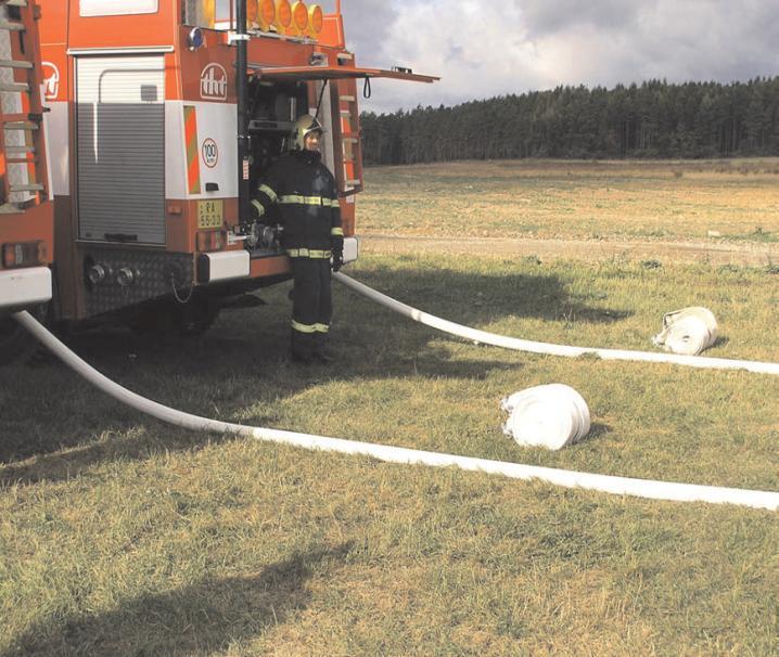 Pro zabezpečení dostatečného množství vody je nutné zajistit na jeden vrtulník se závěsným vakem minimálně 2 x CAS Ustavení požární techniky musí být provedeno tak, aby byl zajištěn vzájemný vizuální