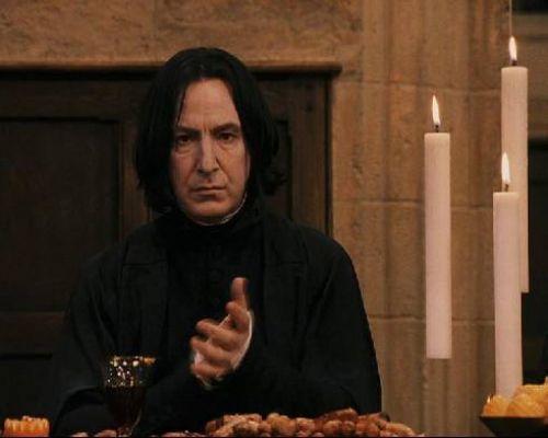 NEJZNÁMĚJŠÍ POSTAVY Z ROMÁNOVÉ SÁGY O HARRY POTTEROVI Díl šestý: Severus Snape Severus Snape Profesor Snape má černé zplihlé mastné vlasy, orlí nos a chladné černé oči.