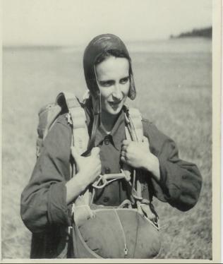 STANISLAV LACINA, zasloužilý mistr sportu, nar. 1942 První seskoky absolvoval v aeroklubu Praha Letňany v roce 1959. Základní vojenskou službu začal u 7.