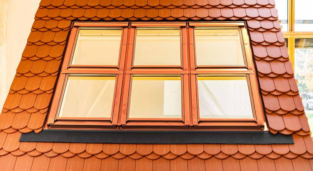 Systémově je vyřešeno jak napojení hydroizolační vrstvy, tak parotěsné folie. Pro montáž sestav střešních oken není potřeba využívat jeřáb.