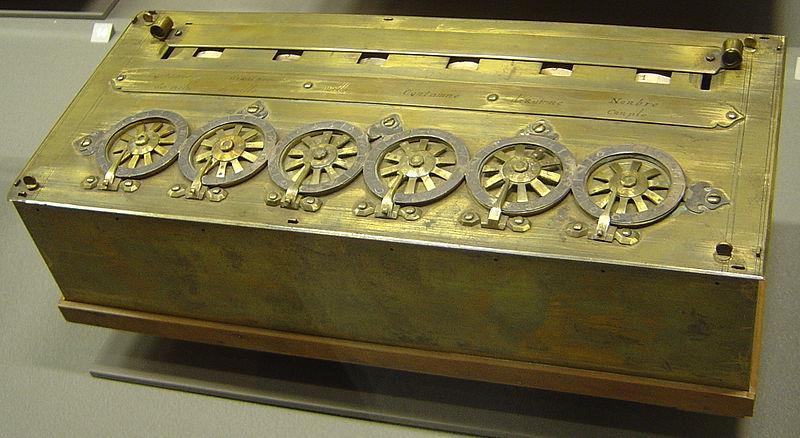 Historie výpočetních pomůcek Mezi průkopníky mechanických kalkulaček patřil zejména Wilhelm Schickard, který v roce 1623 mechanickou kalkulačku vynalezl.