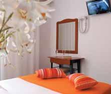 Hotel nabízí 2lůžkové pokoje s možností 1 přistýlky, které jsou vybaveny koupelnou se sprchovým koutem a WC, TV/SAT, ledničkou, fénem, klimatizací (za poplatek) a