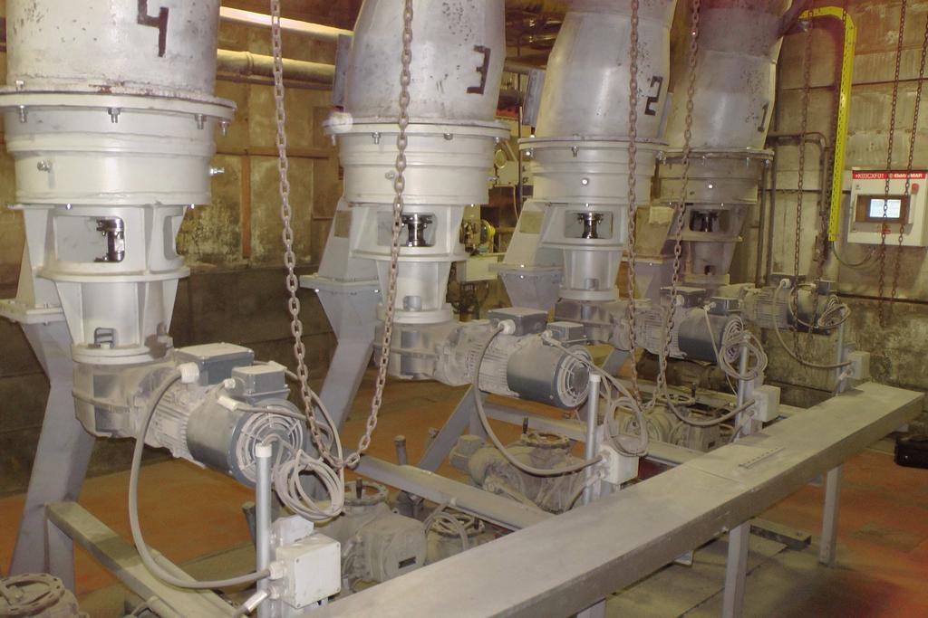 DU 600-600-EP, nebo DU 3x500-2800-EP - Řetězový podavač paliva s vnitřní přepravní šířkou např. 500 mm, typ RP500 s násypkou - Svodka do mlýna (další technologie) ve složení např.