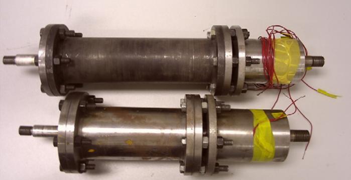 Prehľad súčasného stavu poznania Obr. 15 Prototyp MR tlmiča s permanentným magnetom 2.4.1 Konštrukcia MR tlmiča Tlmič patrí medzi tlmiče s priechodzou piestnicou. Je celkom jednoduchej konštrukcie.