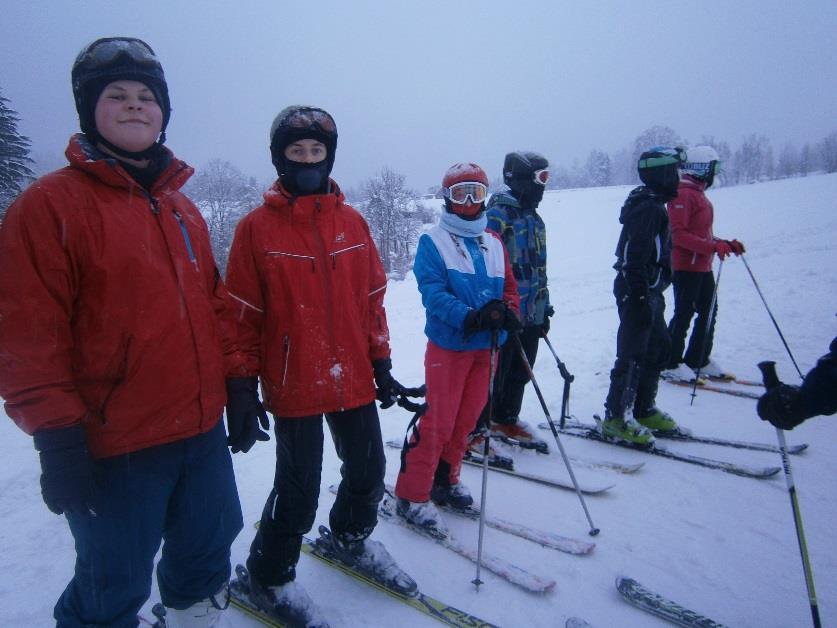 ohromný pokrok a vůbec jí (podobně jako mnohým dalším lyžařům) nevadily mnohé pády ani provlhlé oblečení, s pusou od ucha k uchu zahlásila: To je taková krása, jak to jede!