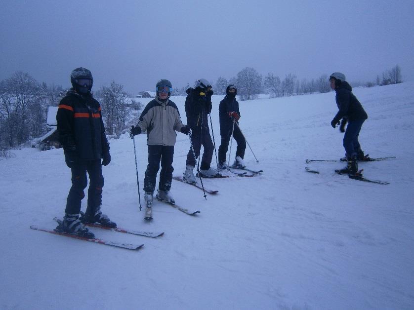 Našim sjezdařům na čerstvém vzduchu vyhládlo. Po poledni nastala kalamita!!! Pro moderního člověka hotový konec světa. Na více než hodinu jsme zůstali bez dodávky elektrické energie.