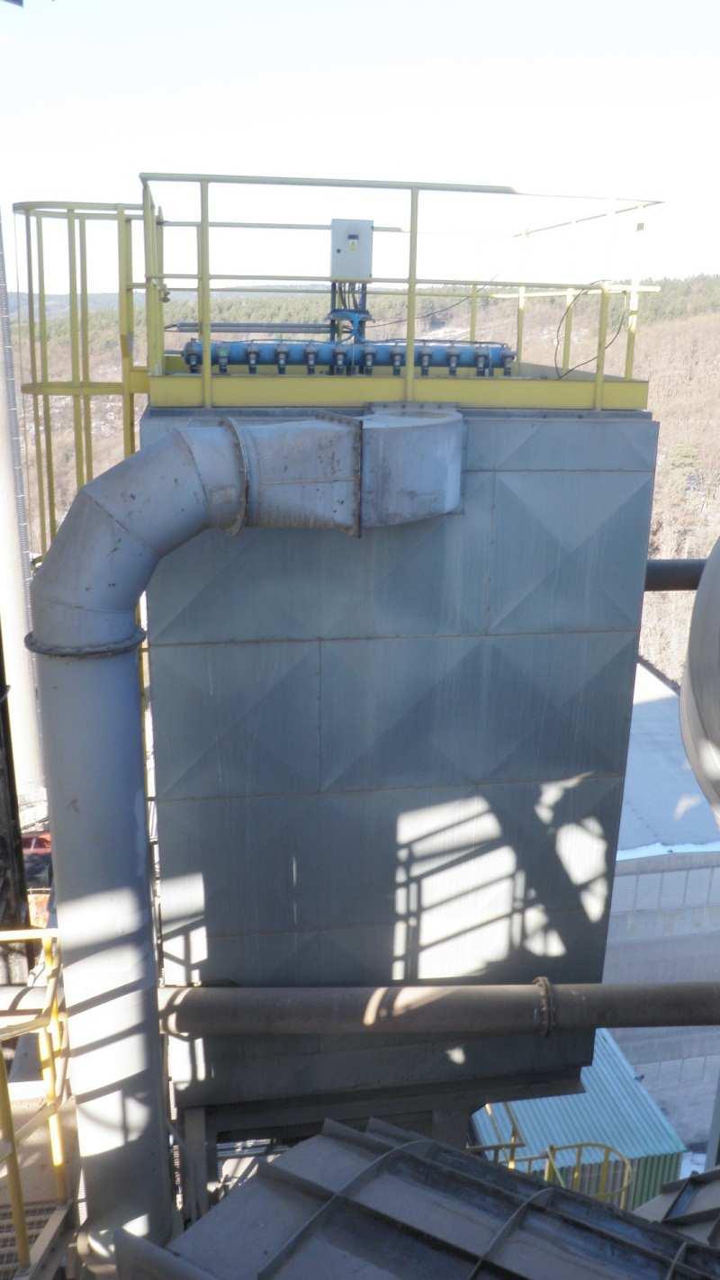 potrubí surovinové moučky. Přes výsypku filtru, rotační podavač a ocelový skluz bude surovinová moučka dopravena do výměníku.
