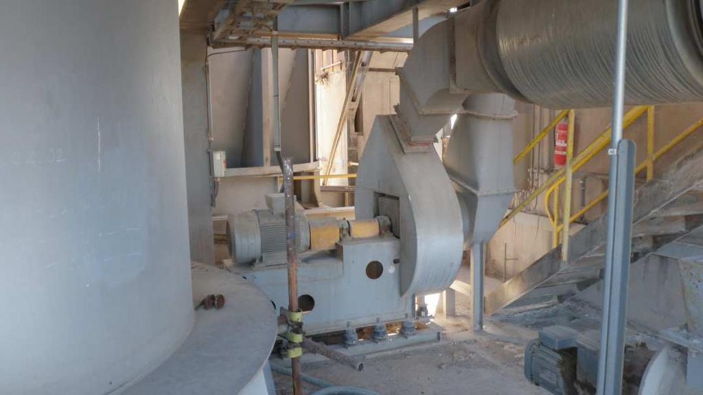 5.2.4 Kouřový (pecní) ventilátor Obr. 44 Ventilátor filtru na 58 m Srdcem cyklónového výměníku pro předehřev surovinové moučky je tzv kouřový ( pecní ) ventilátor.
