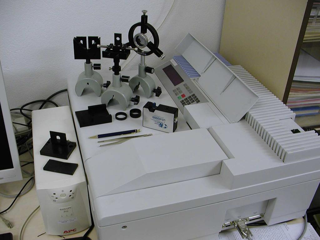 Obr. 2 - porovnání klasického spektrometru s ISS. Na obrázku jsou též vidět některé součásti pro optické lavice a objímky na filtry vyráběné v UFP VOD.