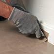 nižší než 18 C. Uřízněte požadované části den před instalací, aby se mohla podlaha vyrovnat. 1 Zameťte nebo vysajte podklad. V případě nového podkladu použijte penetraci.