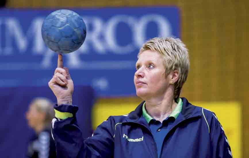 LENKA ČERNÁ Narozena: 13. 5. 1966 Sport: házená, brankářka Kariéra - kluby: hrála za Olomouc, Zlín, Veselí nad Moravou, v zahraničí za Méty, Lützellinden, Šalu a Michalovce.