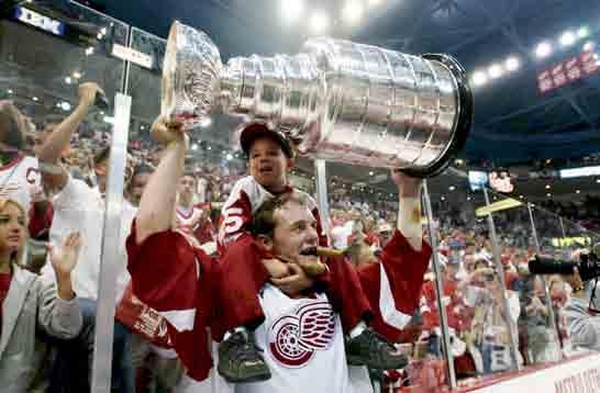 IGOR LARIONOV SLAVÍ TRIUMF DETROITU V ROCE 2002.