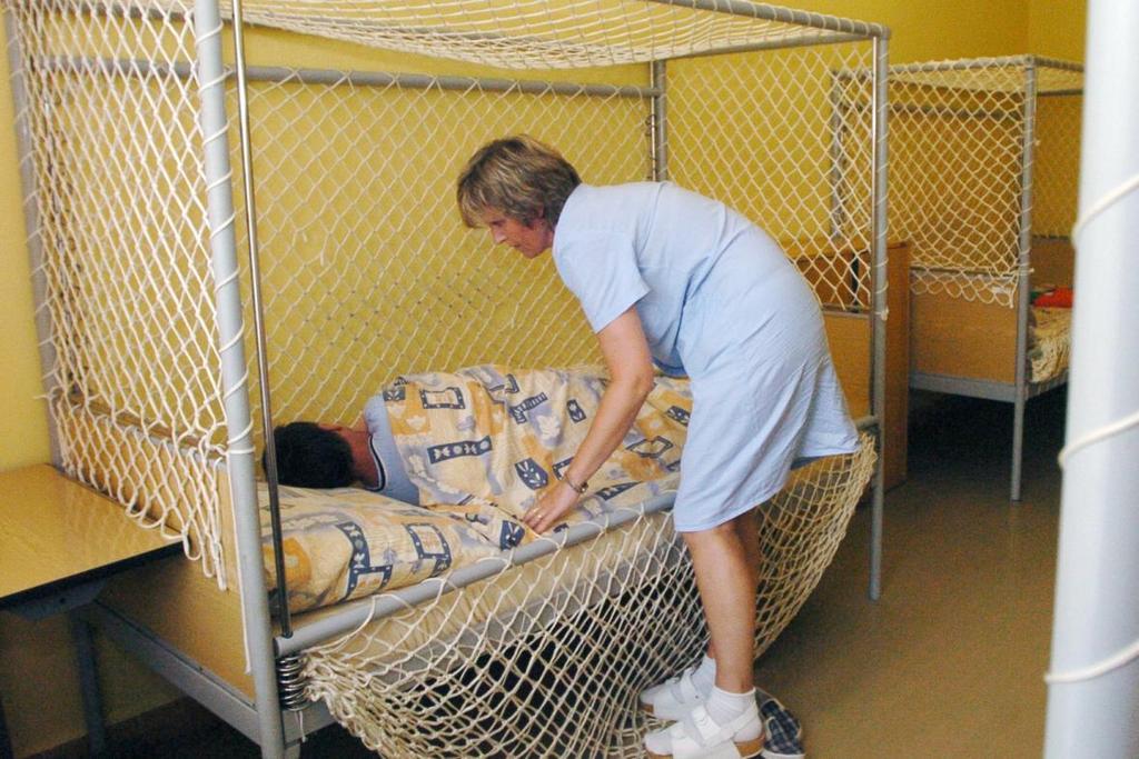 Druhy fyzického omezení manuální fixace omezení pacienta ošetřujícím personálem 3-5 pracovníků, kteří drží pacienta po dobu několika minut upínací popruhy na lůžku (kurty, pásy, pruhy)