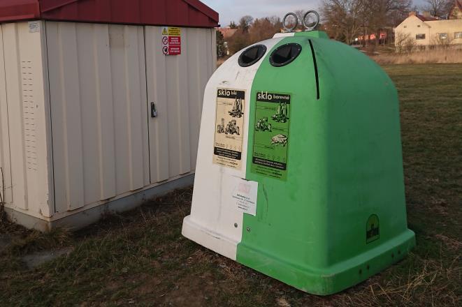 kontejnery), plast (žluté kontejnery), sklo (zeleno-bílé kontejnery) Papír 1x týdně v