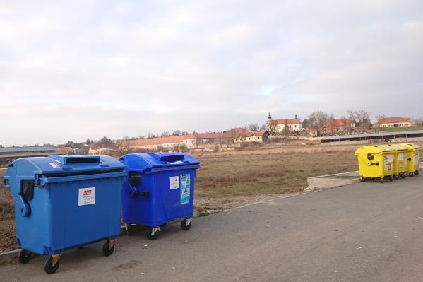 5) ulice u ČOV, pouze papír a plasty 6) ulice Průmyslová Žádáme občany, aby hospodárně ukládaly odpad do sběrných nádob, tj.
