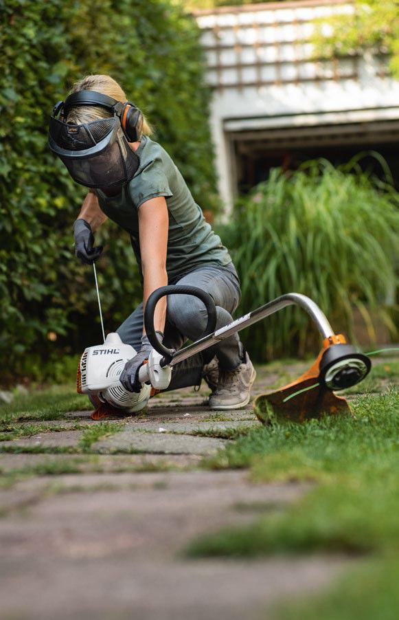 FS 38 FS 55 27,2 cm³, 0,5 kw/0,9 k, 4,2 kg. Nejlehčí motorový vyžínač v programu firmy STIHL, ideální k začištění hran trávníků.