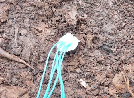 Sondy byly osazeny jak na návodním, tak i na vzdušném líci zemní hráze rybníka cca 0,5 m pod hranou koruny.