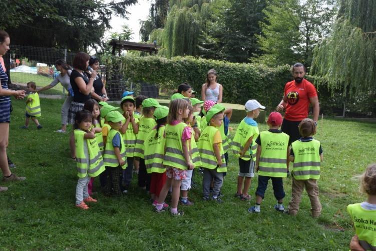 Vyzkoušeli si dětskou variantu ostnatého drátu, nošení pytlů nebo balanc. A to vše plné zábavy a radosti.