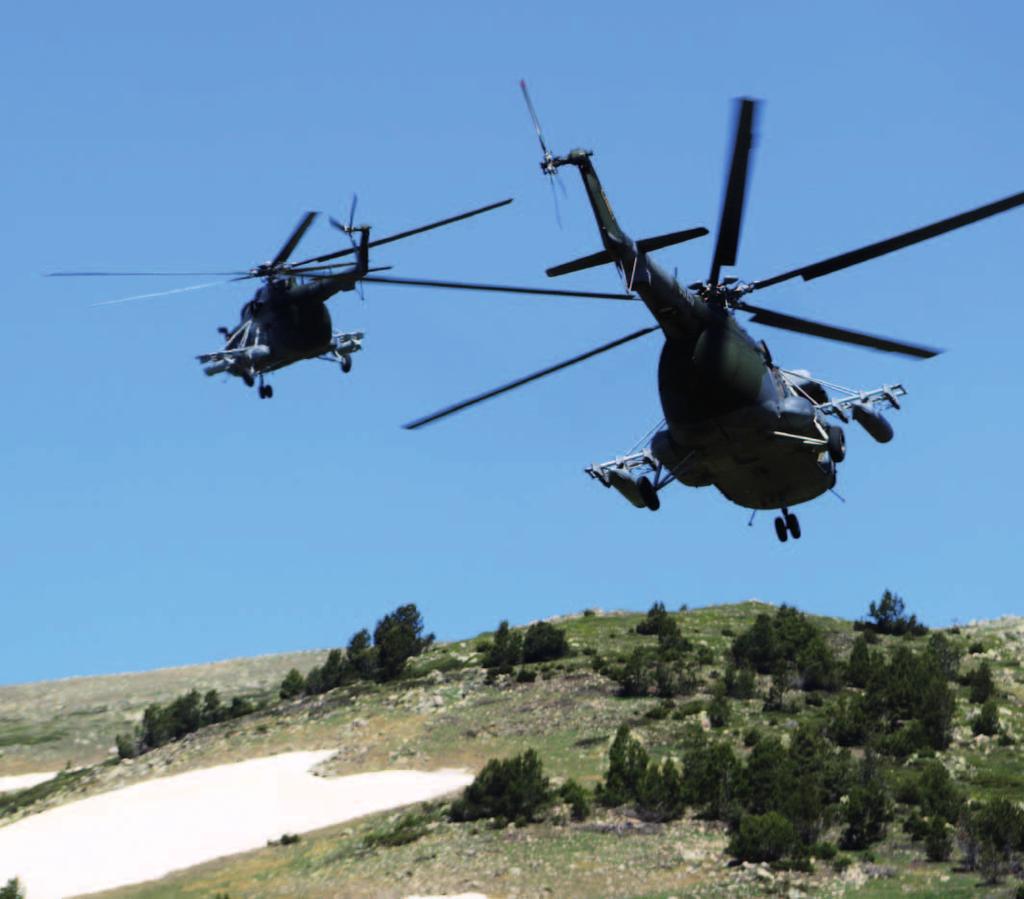 78 Čeští piloti se v Pyrenejích zdokonalovali i v nočních letech Mountain Flight 2018 Ve Francii se na konci června uskutečnil čtrnáctidenní výcvik posádek vrtulníků v létání ve vysokohorském terénu.
