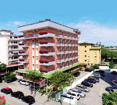 Na střeše hotelu je klientům k dispozici bazén s hydromasážní a dětskou částí, solární terasa s lehátky, slunečníky, stolním tenisem a panoramatickým výhledem.